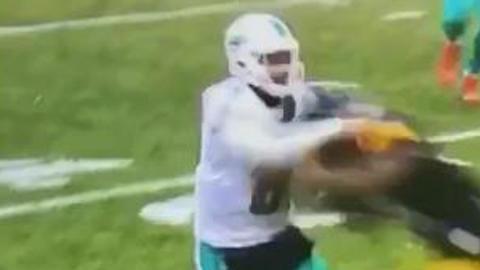 Matt Moore, arrollado por el 'expreso Miller'.