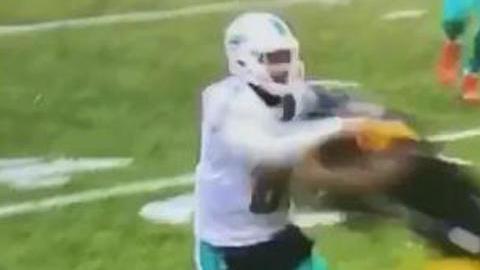 Matt Moore, arrollado por el 'expreso Miller'.