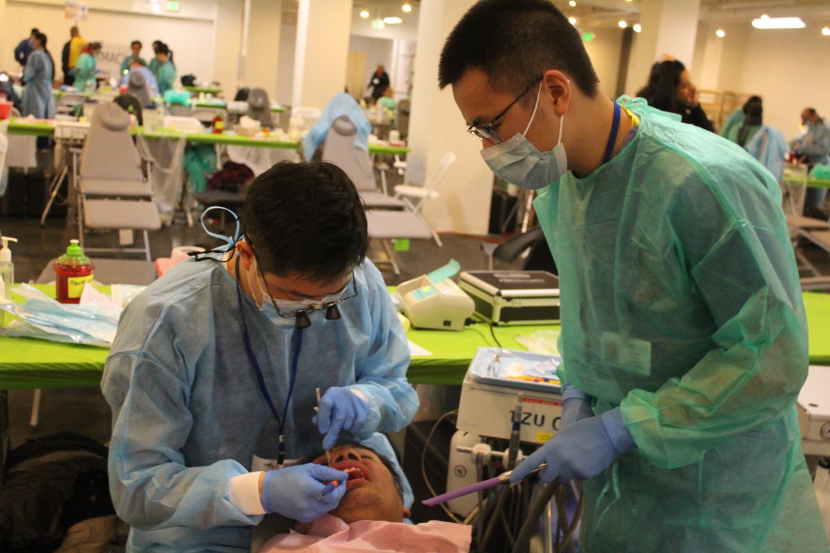 Miguel Ventura, recibe atención dental por parte del doctor John Kim y su asistente.