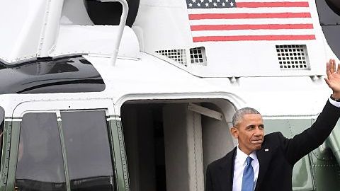 El ex presidente Barack Obama abandona el Capitolio después de la ceremonia de toma de posesión de Donald Trump.