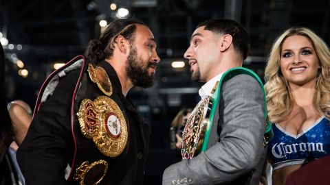 Thurman y García, frente a frente muestran sus cinturones.