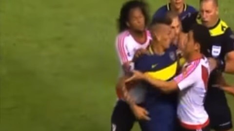 Jugadores de River Plate y Boca Juniors se agarraron a golpes en partido amistoso