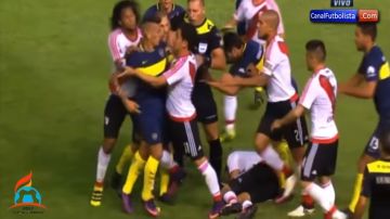 Jugadores de River Plate y Boca Juniors se agarraron a golpes en partido amistoso