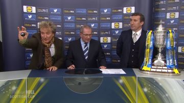Rod Stewart hizo cosas graciosas en el sorteo de Copa de Escocia