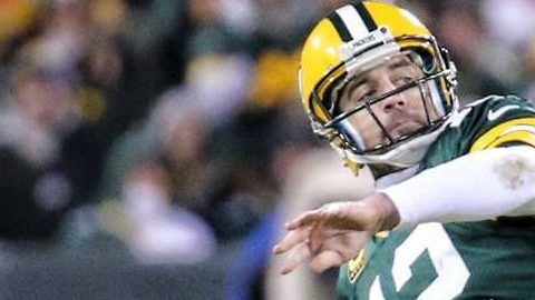 Este es el momento en que Aaron Rodgers lanza su bombazo en la jugada final del primer medio, el cual completó para un touchdown que le da la vuelta al mundo. Green Bay eliminó a los NY Giants.