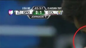 Sanvezzo intenta volver a colocarse el lente de contacto