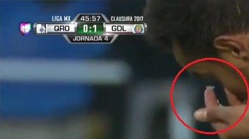 Sanvezzo intenta volver a colocarse el lente de contacto