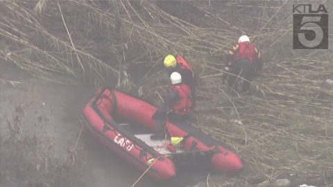 El hombre fue rescatado la mañana del jueves de la corriente del río Los Ángeles.