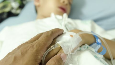 Denuncian falsas quimioterapias a menores,