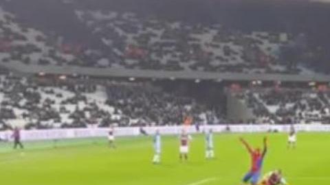 La divertida protesta se dio en el West Ham vs. Manchester City.