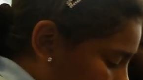 Estudiante de Zela Davis toma parte de un curso en ingeniería.