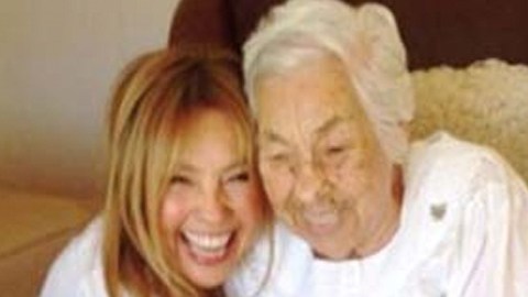 Thalia y Laura Zapata con la abuela Doña Eva Mange.