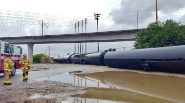 Varios vagones de trenes se descarrilaron en El Segundo.
