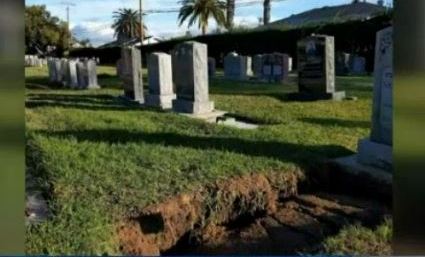 Varias tumbas se han estado hundiendo durante los últimos días debido a las fuertes lluvias en el este de Los Ángeles.