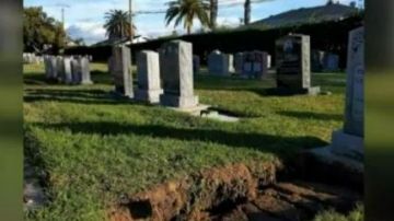 Varias tumbas se han estado hundiendo durante los últimos días debido a las fuertes lluvias en el este de Los Ángeles.