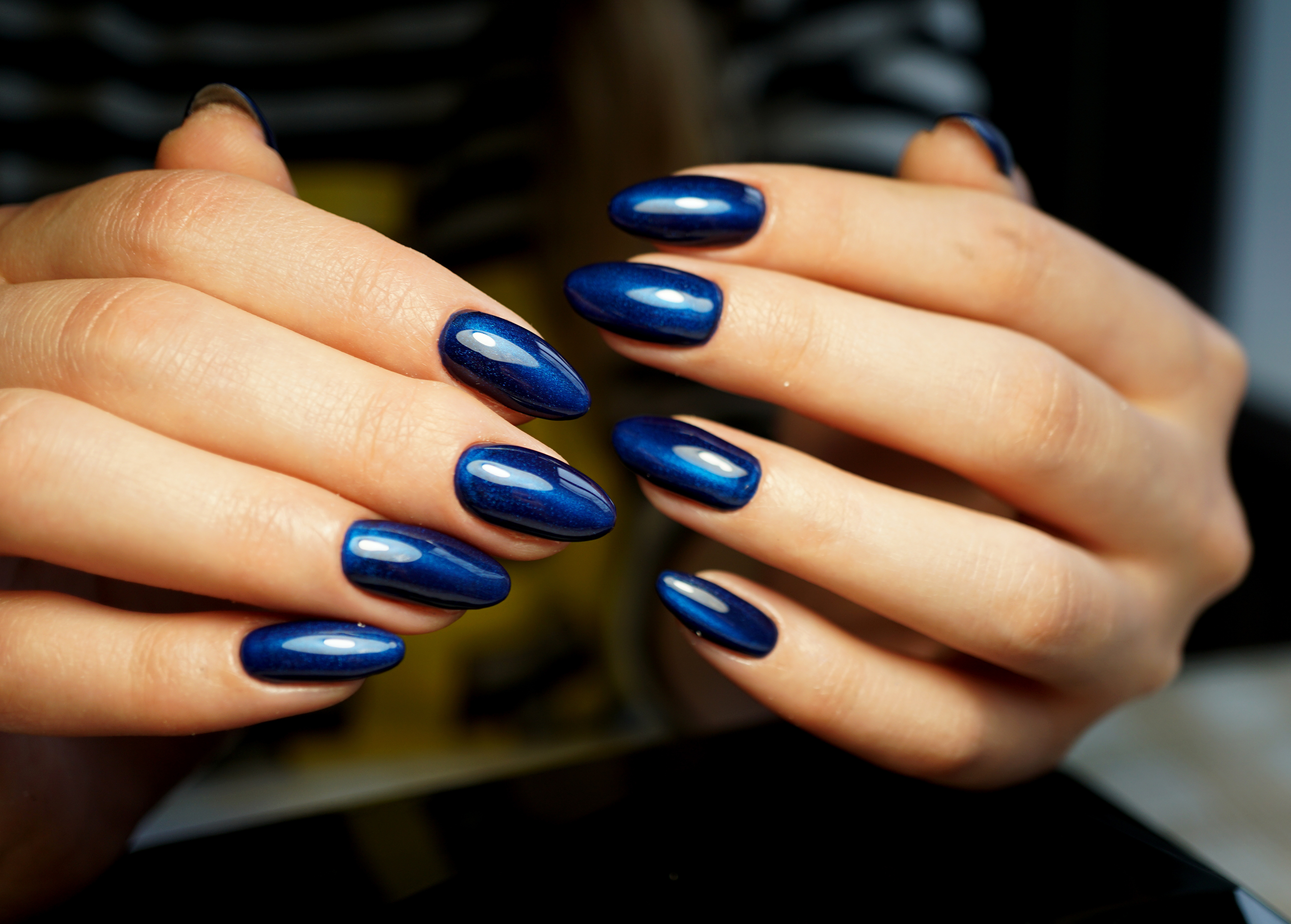 Las uñas al estilo cromado, particularmente en tono azul, son otras de las grandes tendencias.