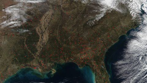 Los incendios que asolaron el sureste de EEUU aún persisten.