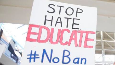 Manifestantes protestan contra la orden ejecutiva presidencial que prohíbe la entrada al país de refugiados de ciertos países mayoritariamente musulmanes. /Aurelia Ventura