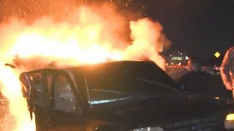 El periodista freelance Austin Raishbrook, de RMG News, salvó la vida de un hombre atrapado en un coche en llamas.