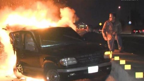 El periodista freelance Austin Raishbrook, de RMG News, salvó la vida de un hombre atrapado en un coche en llamas.