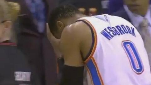 Russell Westbrook no podía creer la falta técnica con la que se le sancionó.