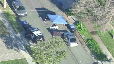 La Policía de Whittier investiga el atropellamiento mortal. (Foto: Captura/KTLA)