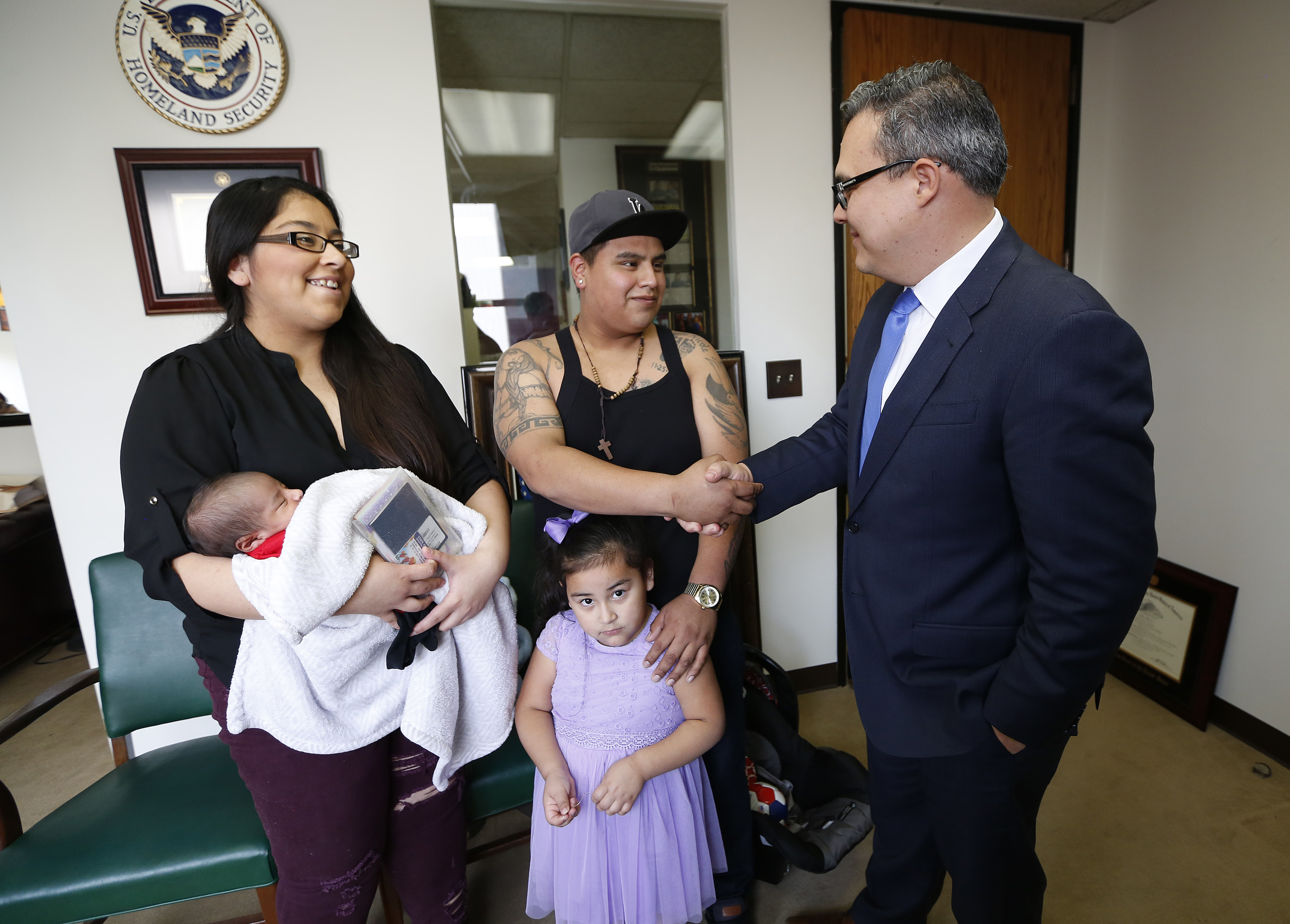 02/02/17/ LOS ANGELES/Marcos Melgar Cruz, with his wife Lorena and children, Isabella, 4, Anthony, 2, and Emanuel, 3 weeks old, discusses his immigration status during their visit to their attorneys office, Alex Galvez. (Photo Aurelia Ventura/ La Opinion)