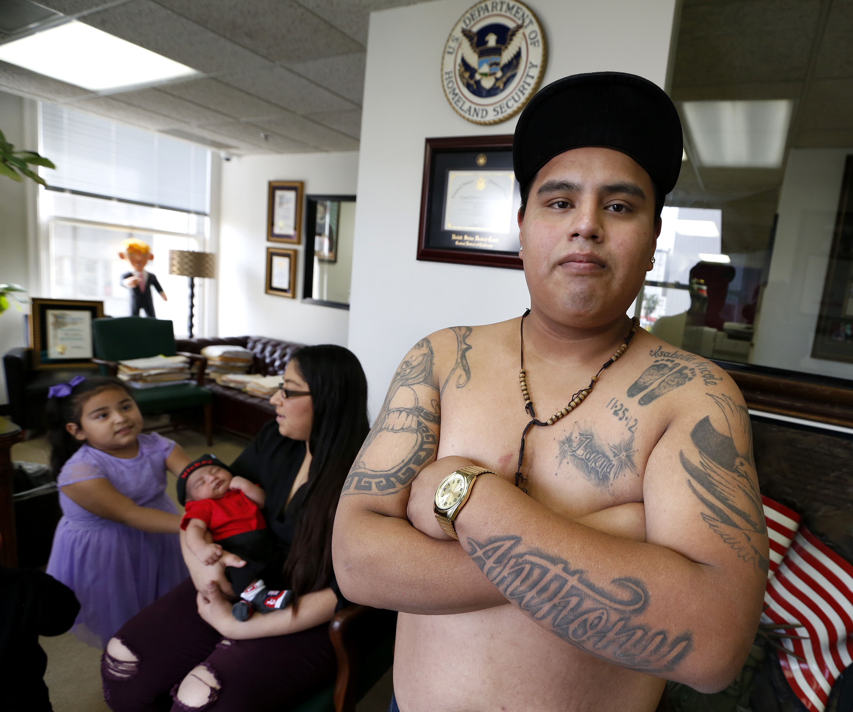 02/02/17/ LOS ANGELES/Marcos Melgar Cruz, with his wife Lorena and children, Isabella, 4, Anthony, 2, and Emanuel, 3 weeks old, discusses his immigration status during their visit to their attorneys office, Alex Galvez. (Photo Aurelia Ventura/ La Opinion)