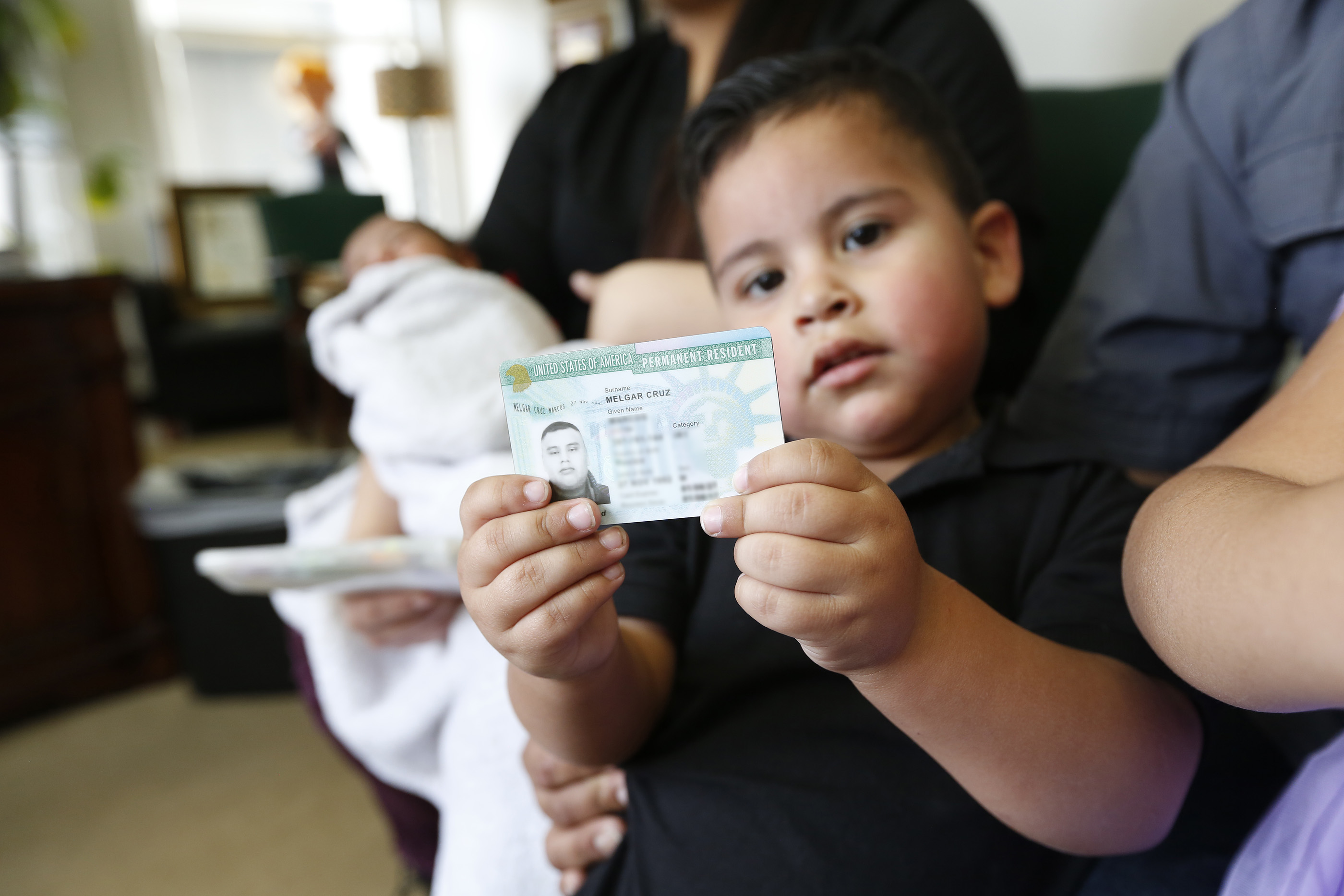 02/02/17/ LOS ANGELES/Marcos Melgar Cruz, with his wife Lorena and children, Isabella, 4, Anthony, 2, and Emanuel, 3 weeks old, discusses his immigration status during their visit to their attorneys office, Alex Galvez. (Photo Aurelia Ventura/ La Opinion)