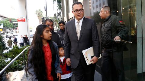 El abogado Alex Galvez aconseja qué hacer a los inmigrantes. / foto: Aurelia Ventura