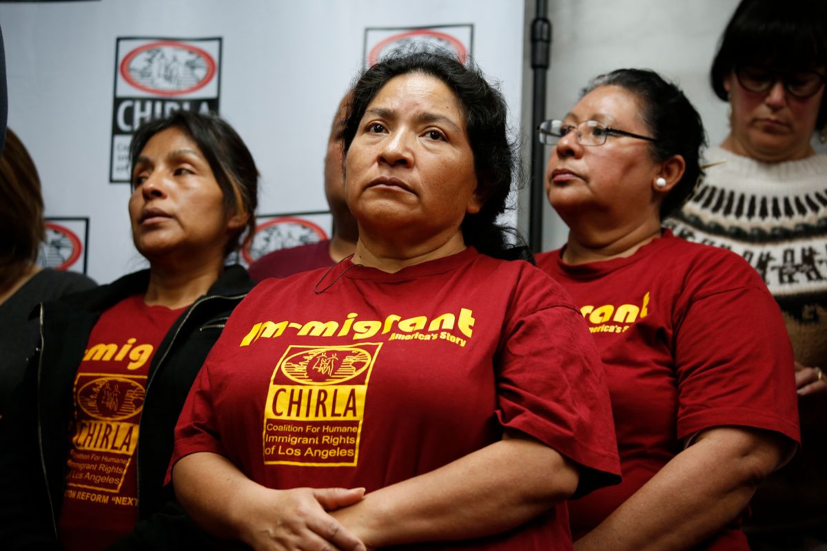 Activistas con CHIRLA, una de las organizaciones en Los Ángeles que se dedica a la abogacía por los derechos de inmigrantes.