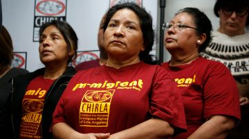 Activistas con CHIRLA, una de las organizaciones en Los Ángeles que se dedica a la abogacía por los derechos de inmigrantes.