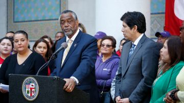 02/24/17 /LOS ANGELES/ Councilman CurrenÊPriceÊjoined by California Senate President pro Tem Kevin de Leon, CHIRLA Executive Director Angelica Salas and CARECEN Executive Director Martha Arevalo, announces during a press conference at City Hall,Êa $1 million fund that will allowÊCHIRLA and CARECEN to ramp up efforts to protect immigrants living in fear during the current Trump administration. The funding initiative allows CHIRLA and CARECEN to provide a range of direct legal services to thousands of individuals and families. (Photo Aurelia Ventura/La Opinion)
