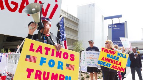 Simpatizantes de Donald Trump se manifiestan en una de las terminales del Aeropuerto Internacional de Los Ángeles.
