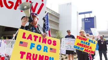 Simpatizantes de Donald Trump se manifiestan en una de las terminales del Aeropuerto Internacional de Los Ángeles.