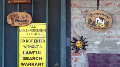 Vecinos de Tucson alertan a las autoridades que conocen sus derechos.