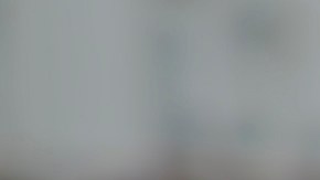 Agentes de ICE detienen a uno de los inmigrantes arrestados en los operativos en Los Ángeles. /Cortesía de ICE