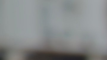 Agentes de ICE detienen a uno de los inmigrantes arrestados en los operativos en Los Ángeles. /Cortesía de ICE