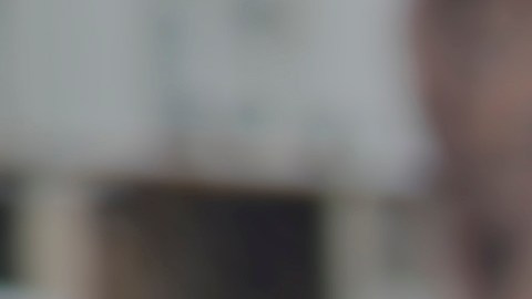 Agentes de ICE detienen a uno de los inmigrantes arrestados en los operativos en Los Ángeles. /Cortesía de ICE