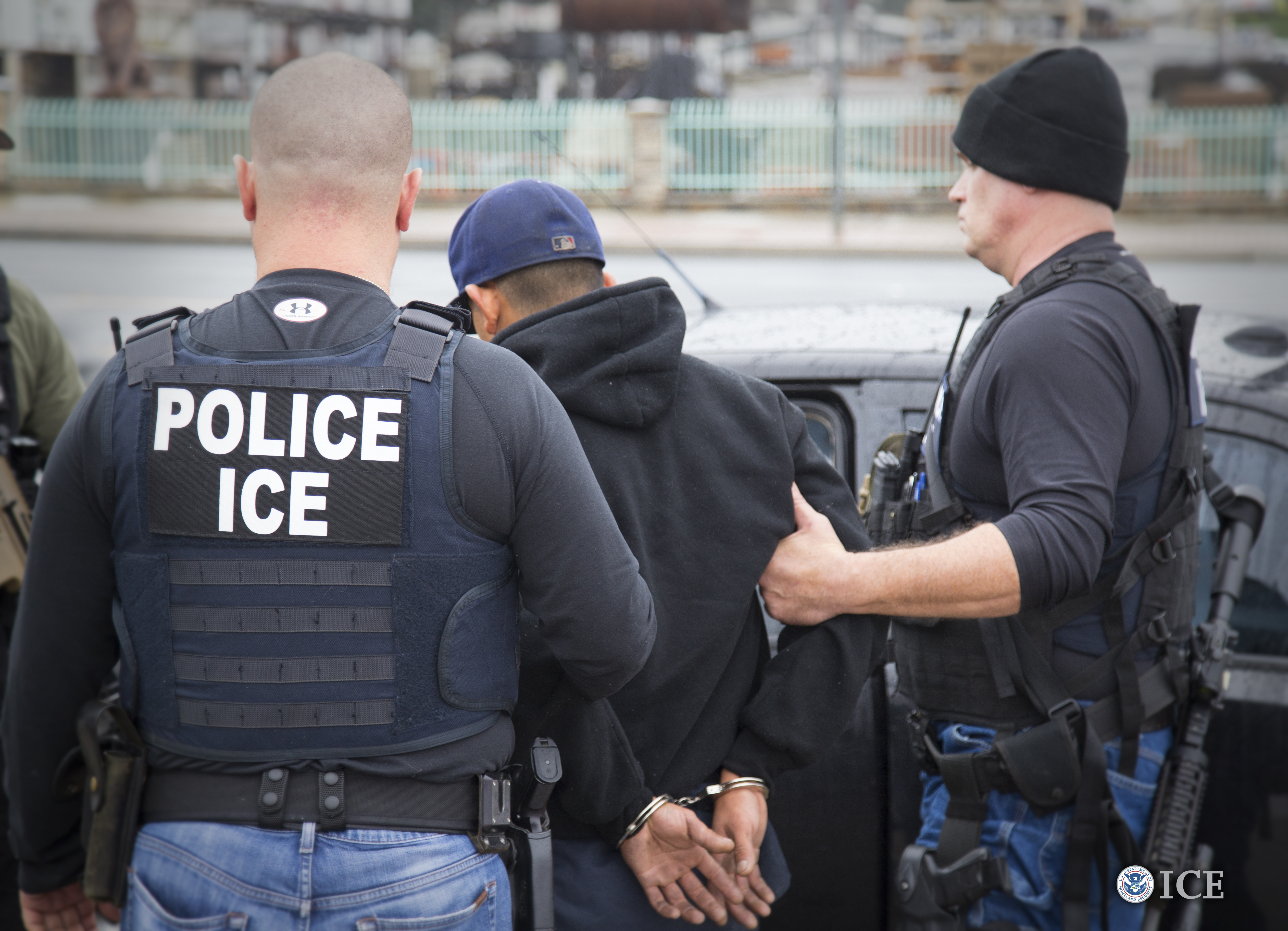 Agentes de ICE detienen a uno de los inmigrantes arrestados en los operativos en Los Ángeles. /Cortesía de ICE