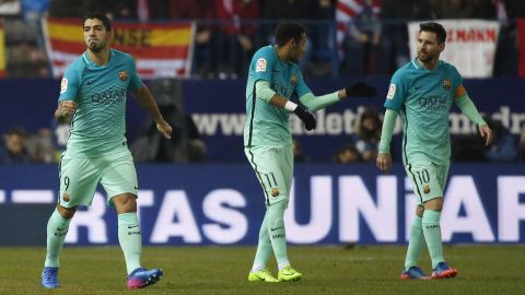 Suárez (der.) festeja el gol ante el Atlético de Madrid.