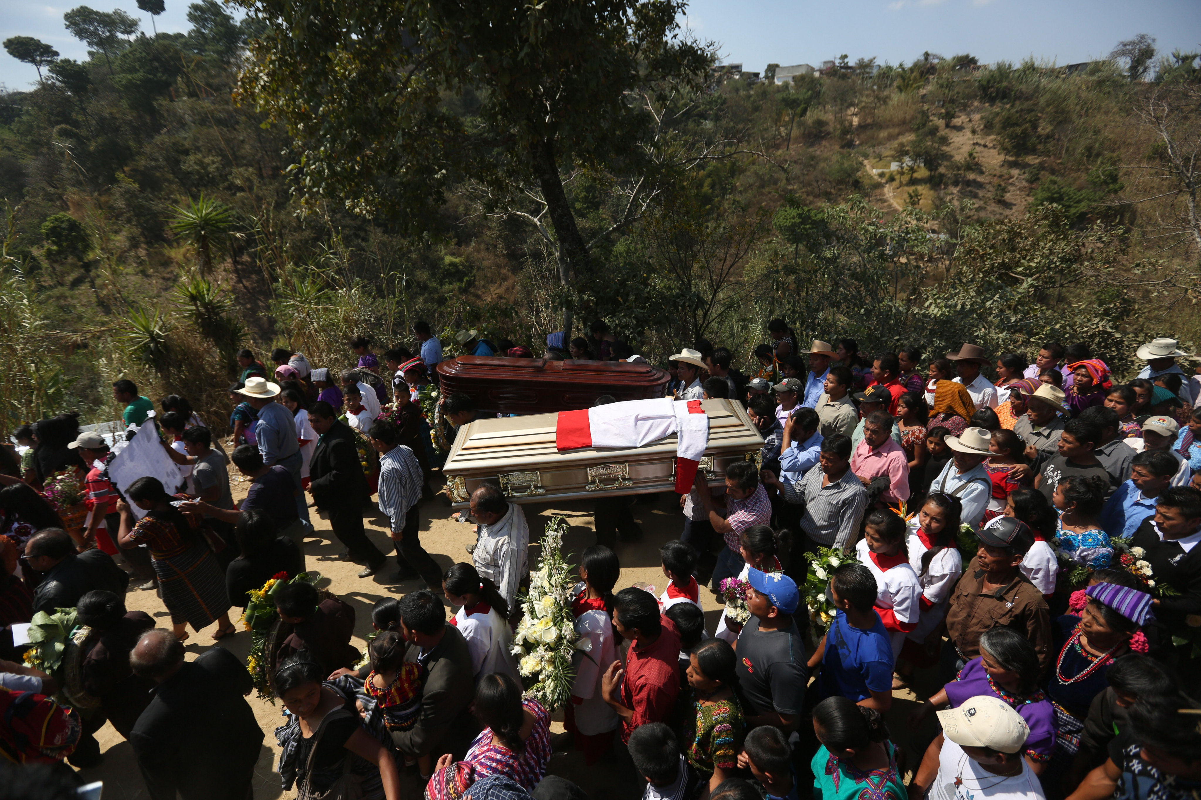 Carlos Daniel Xiquin Top y Oscar Top Cotzajay, los dos niños guatemaltecos degollados, recibieron sepultura ante miles de personas que les acompañaron. EFE