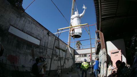 Una escultura del papa Francisco vigila frontera de México y Estados Unidos
