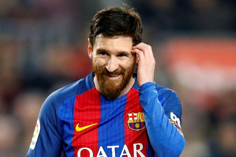 Lionel Messi pasa a su compañero Luis Suárez en la cima de la clasificación de goleo en el fútbol español.
