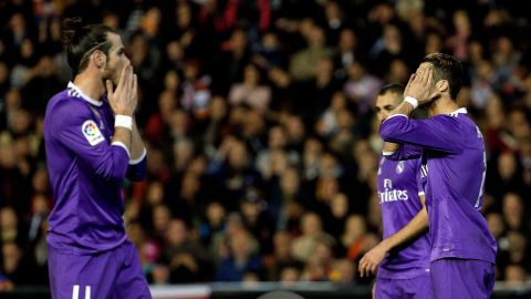 Los jugadores del Real Madrid se lamentan durante el partido con el Valencia.