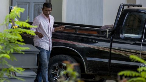 Reynaldo Peralta recibió el cuerpo de Vilma Trujillo, su esposa, luego de varios días de agonía de la víctima del presunto exorcismo. EFE