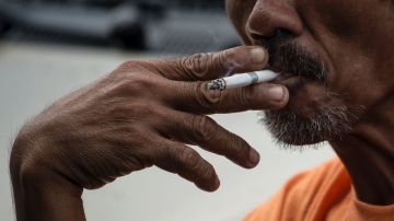 El cáncer de pulmón se asocia al tabaquismo.