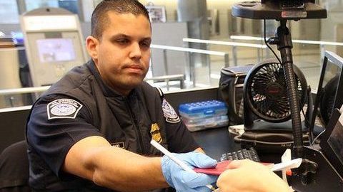 La revisión de dispositivos electrónicos ocurre una vez que un extranjero pasa por el control de pasaportes y visas.