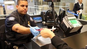 La revisión de dispositivos electrónicos ocurre una vez que un extranjero pasa por el control de pasaportes y visas.