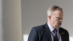 Spicer es considerado un aliado de Reince Priebus, el nuevo jefe de gabinete de la Casa Blanca.